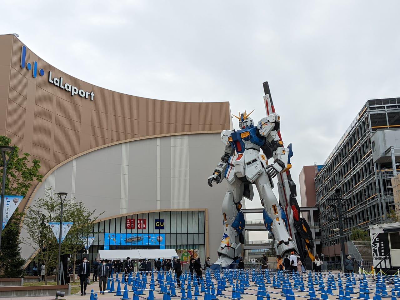 ららぽーと福岡のガンダム像全体