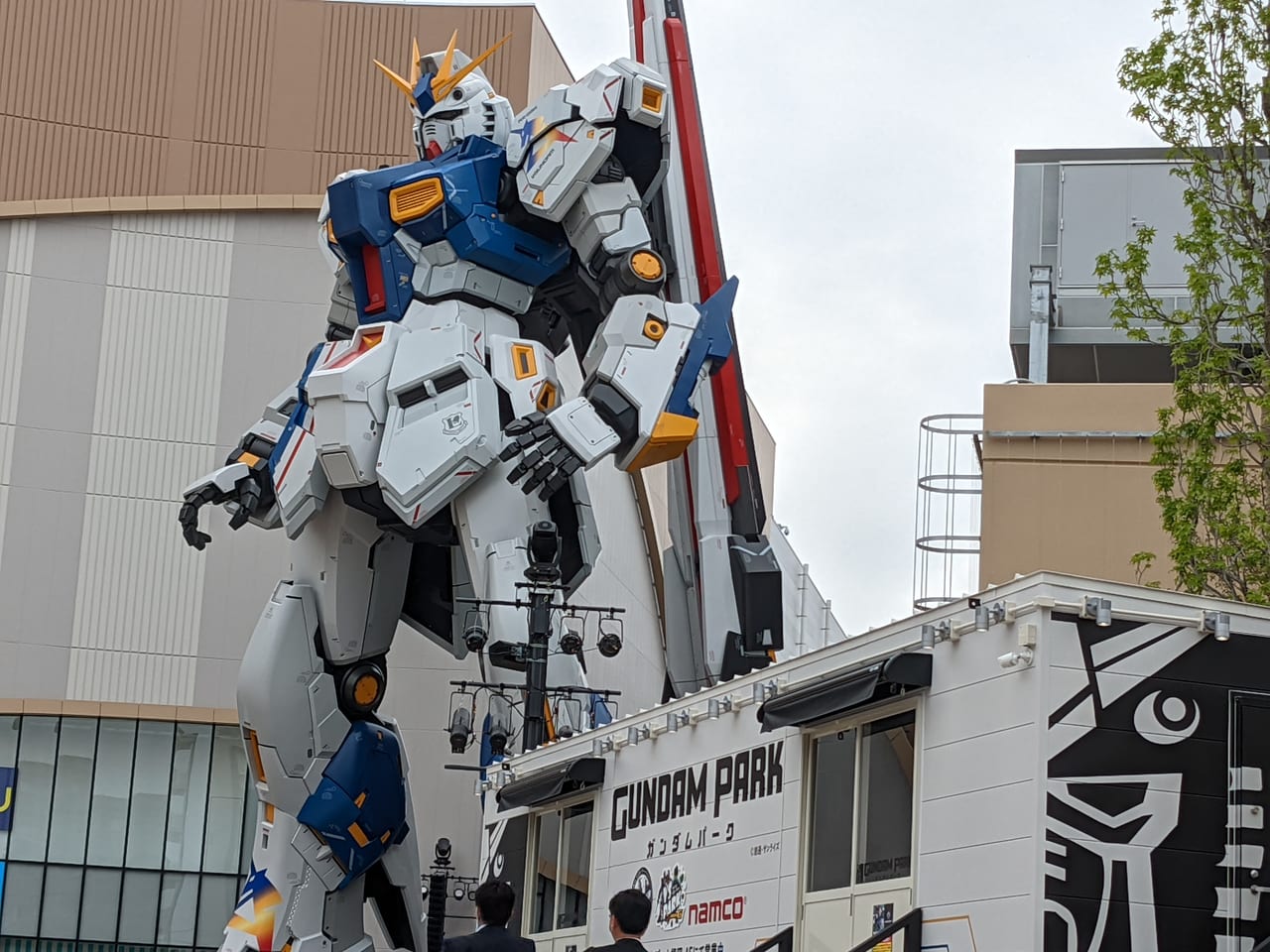 ガンダム像の足元にガンダムパーク