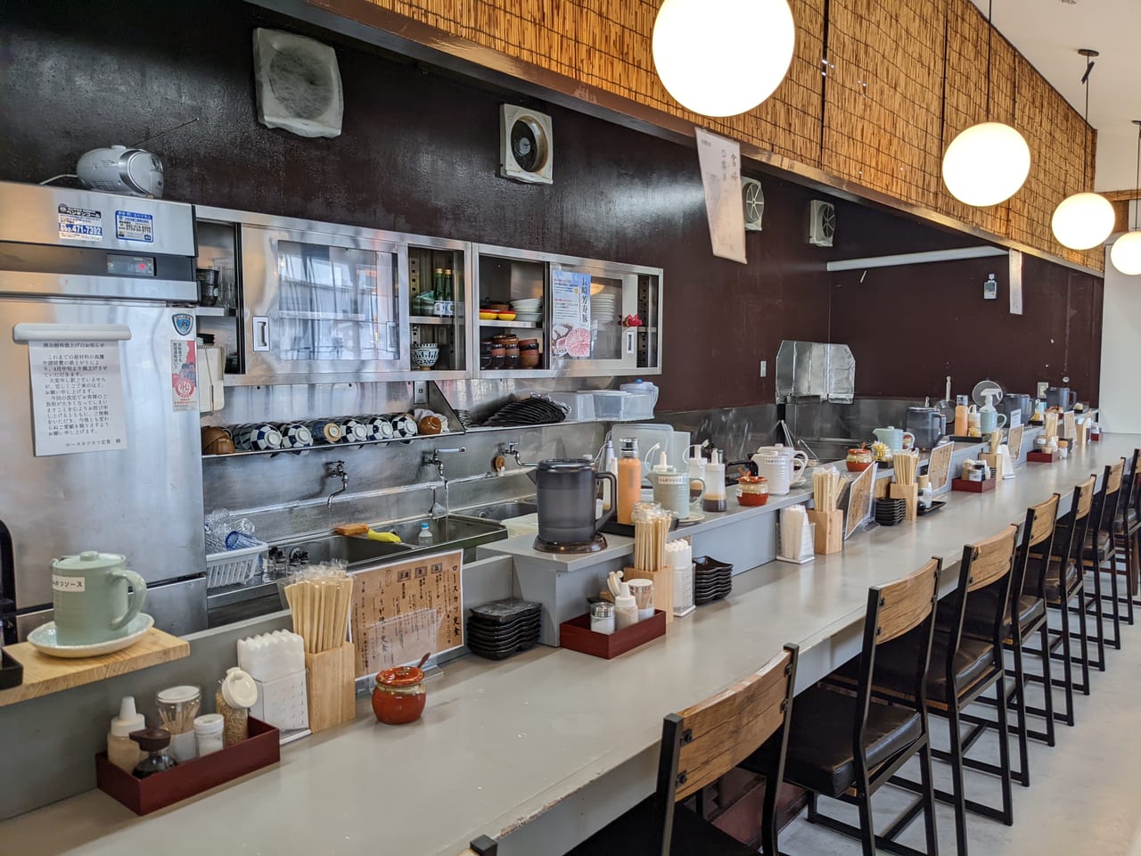 ロースカツ定食　修店内カウンター