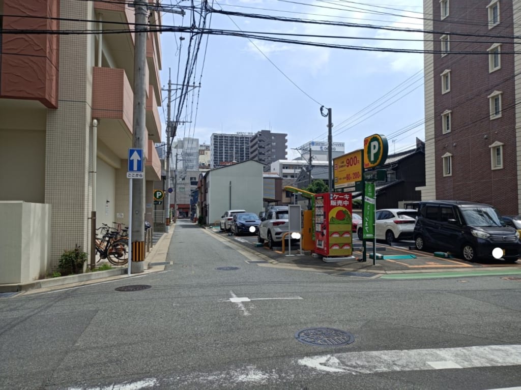 【福岡市博多区】ロイヤルホスト 住吉店の裏路地に気になる赤い自販機を発見!なんと!プロ御用達の業務用ケーキが食べられる自販機でした♪ 福岡市博多区 【福岡市博多区】ロイヤルホスト 住吉店の裏路地に気になる赤い自販機を発見!なんと!プロ御用達の業務用ケーキが食べられる自販機でした♪ 福岡市博多区
